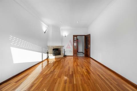 Apartamento T2 em Guimarães com Garagem,  Varanda, Cozinha equipada, Ar Condicionado