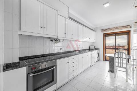 Apartamento T2 em Guimarães com Garagem,  Varanda, Cozinha equipada, Ar Condicionado