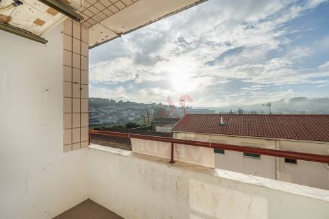 Apartamento T2 em Guimarães com Garagem,  Varanda, Cozinha equipada, Ar Condicionado