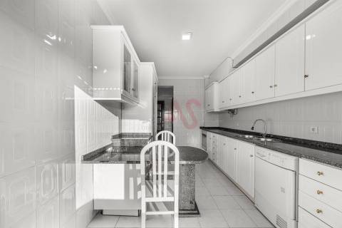 Apartamento T2 em Guimarães com Garagem,  Varanda, Cozinha equipada, Ar Condicionado