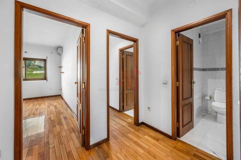 Apartamento T2 em Guimarães com Garagem,  Varanda, Cozinha equipada, Ar Condicionado