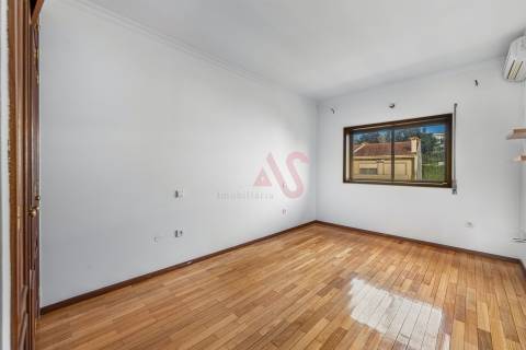 Apartamento T2 em Guimarães com Garagem,  Varanda, Cozinha equipada, Ar Condicionado