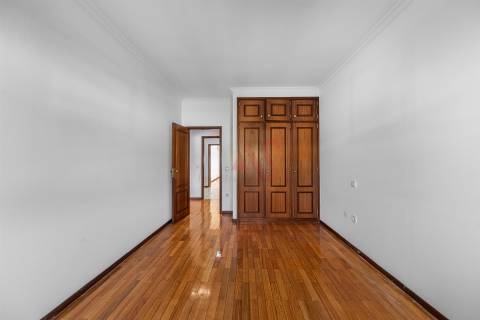 Apartamento T2 em Guimarães com Garagem,  Varanda, Cozinha equipada, Ar Condicionado