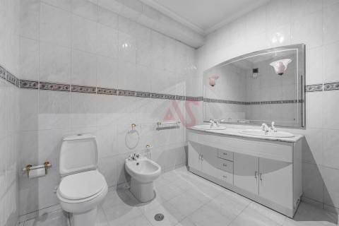 Apartamento T2 em Guimarães com Garagem,  Varanda, Cozinha equipada, Ar Condicionado