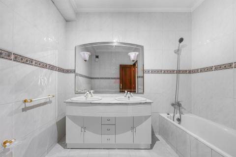 Apartamento T2 em Guimarães com Garagem,  Varanda, Cozinha equipada, Ar Condicionado