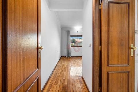 Apartamento T2 em Guimarães com Garagem,  Varanda, Cozinha equipada, Ar Condicionado