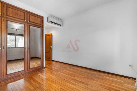 Apartamento T2 em Guimarães com Garagem,  Varanda, Cozinha equipada, Ar Condicionado