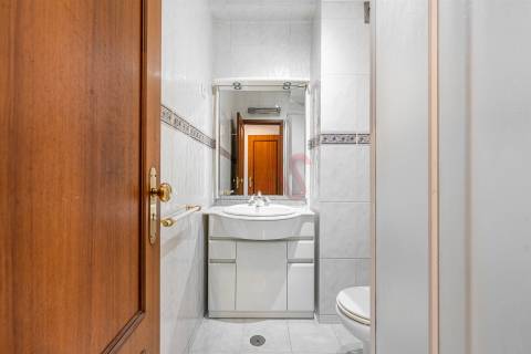 Apartamento T2 em Guimarães com Garagem,  Varanda, Cozinha equipada, Ar Condicionado