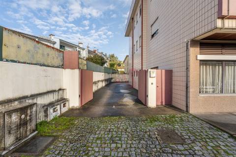 Apartamento T2 em Guimarães com Garagem,  Varanda, Cozinha equipada, Ar Condicionado