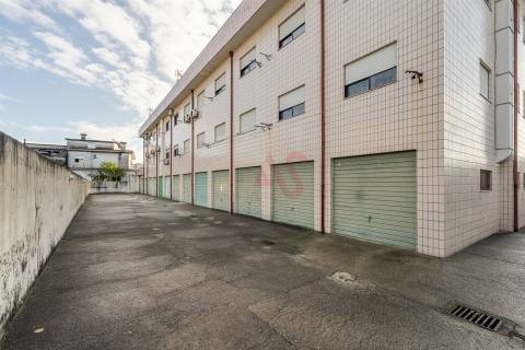 Apartamento T2 em Guimarães com Garagem,  Varanda, Cozinha equipada, Ar Condicionado