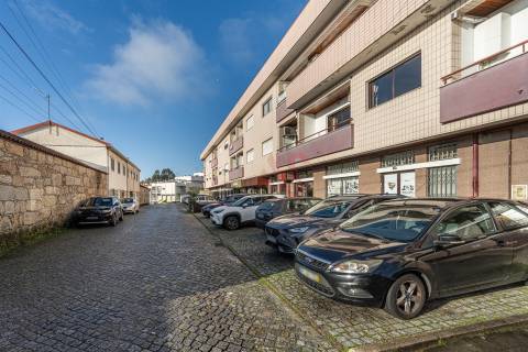 Apartamento T2 em Guimarães com Garagem,  Varanda, Cozinha equipada, Ar Condicionado