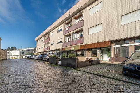 Apartamento T2 em Guimarães com Garagem,  Varanda, Cozinha equipada, Ar Condicionado