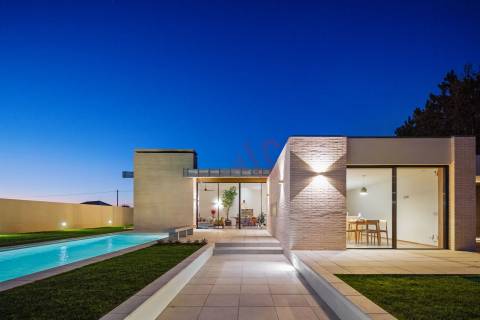 Moradia V4+1 como nova, com 3 suítes, perto da praia