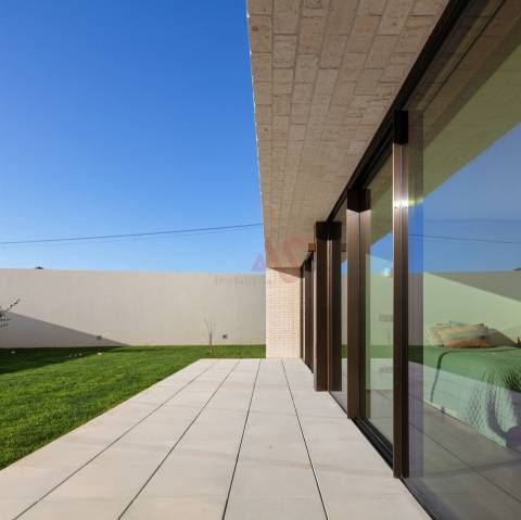 Moradia V4+1 como nova, com 3 suítes, perto da praia