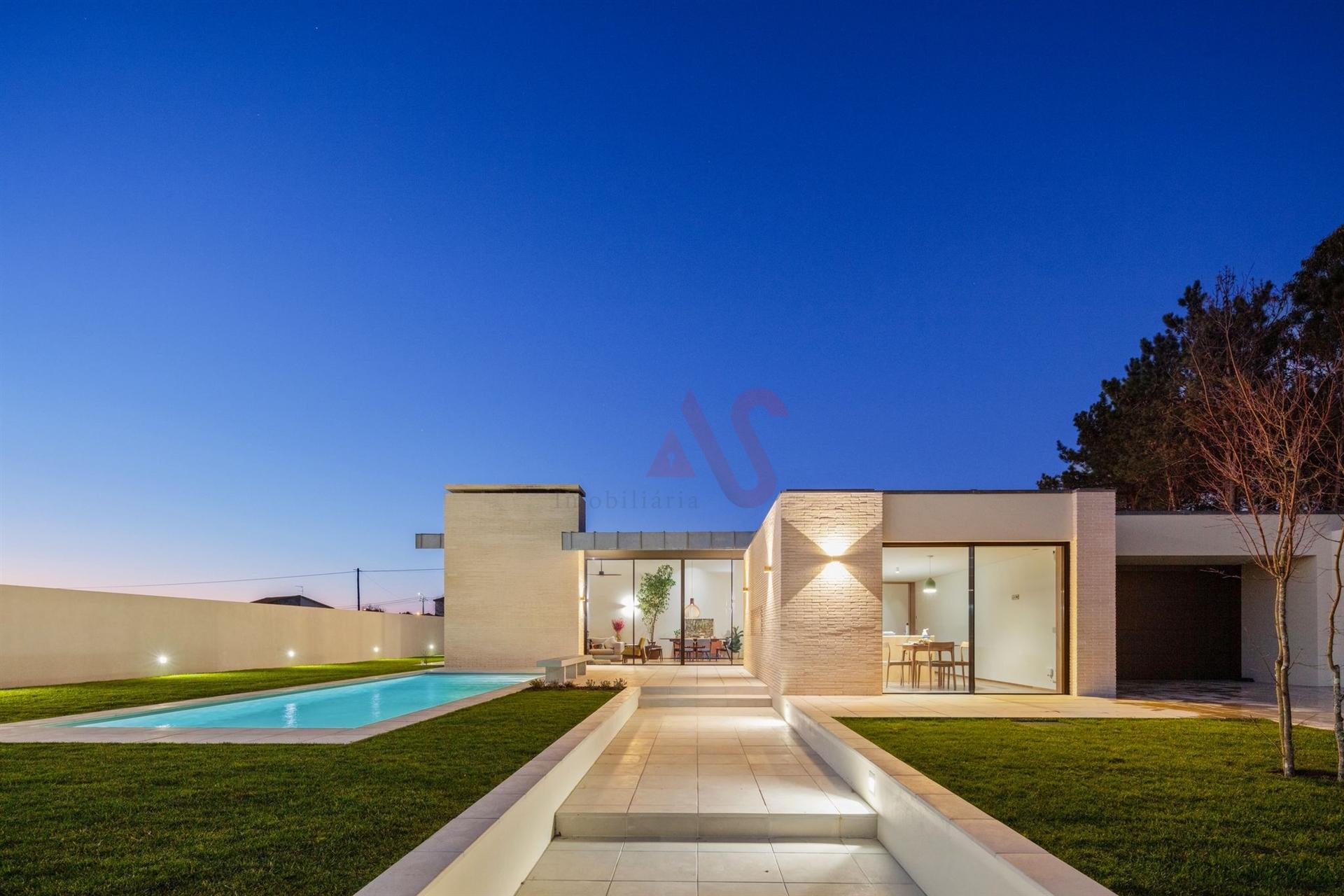 Moradia V4+1 como nova, com 3 suítes, perto da praia