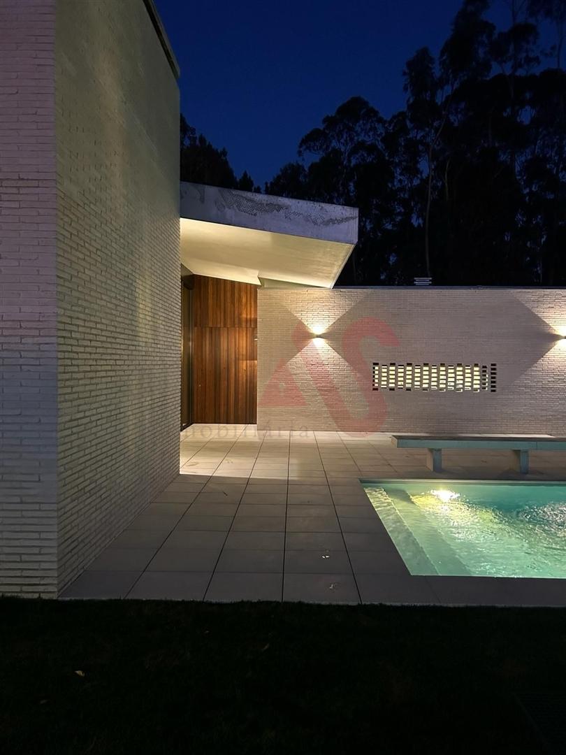 Moradia V4+1 como nova, com 3 suítes, perto da praia