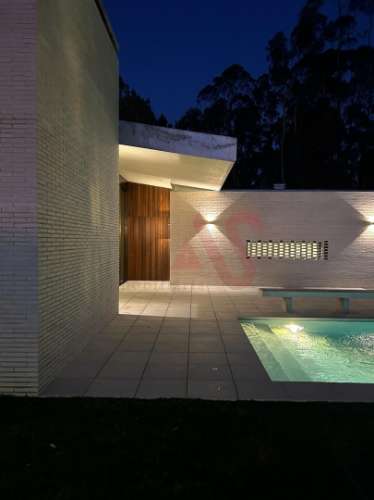 Moradia V4+1 como nova, com 3 suítes, perto da praia