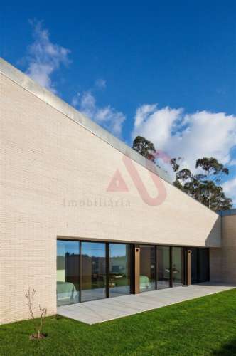 Moradia V4+1 como nova, com 3 suítes, perto da praia