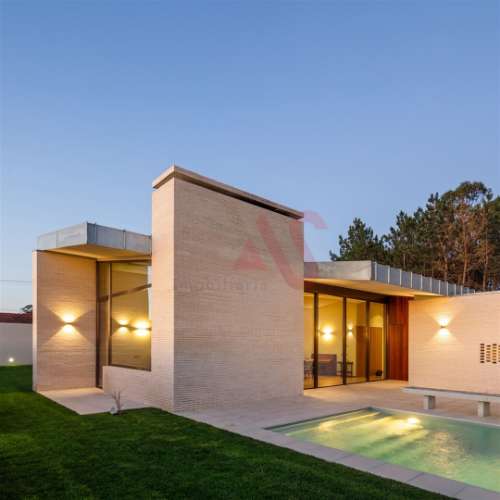 Moradia V4+1 como nova, com 3 suítes, perto da praia