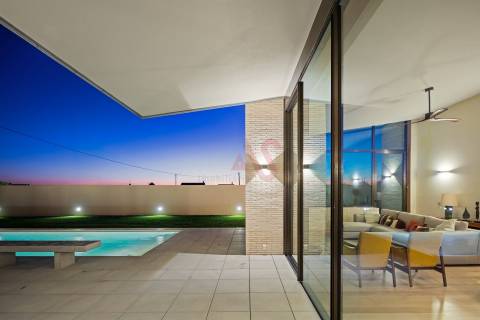 Moradia V4+1 como nova, com 3 suítes, perto da praia