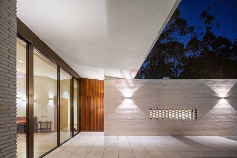 Moradia V4+1 como nova, com 3 suítes, perto da praia