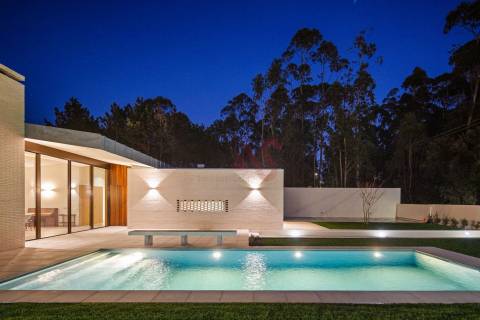 Moradia V4+1 como nova, com 3 suítes, perto da praia