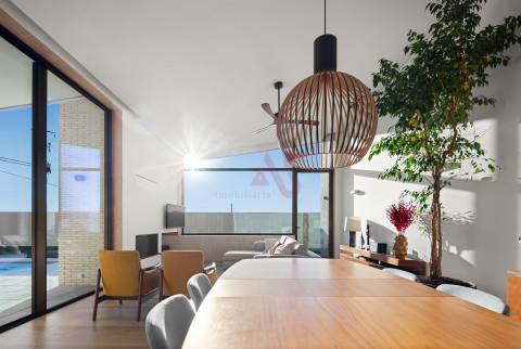 Moradia V4+1 como nova, com 3 suítes, perto da praia