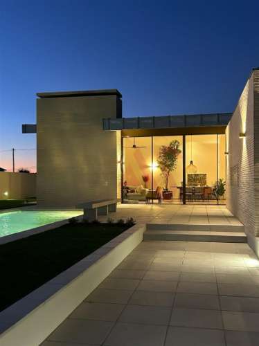 Moradia V4+1 como nova, com 3 suítes, perto da praia