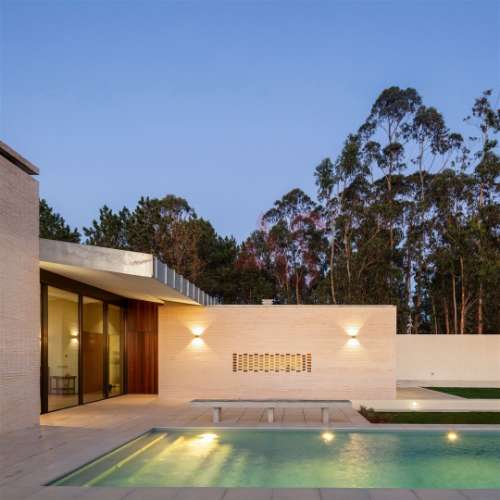 Moradia V4+1 como nova, com 3 suítes, perto da praia