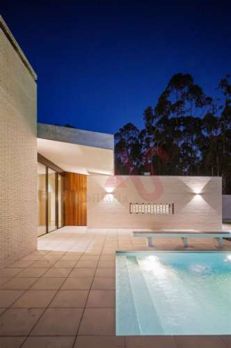 Moradia V4+1 como nova, com 3 suítes, perto da praia