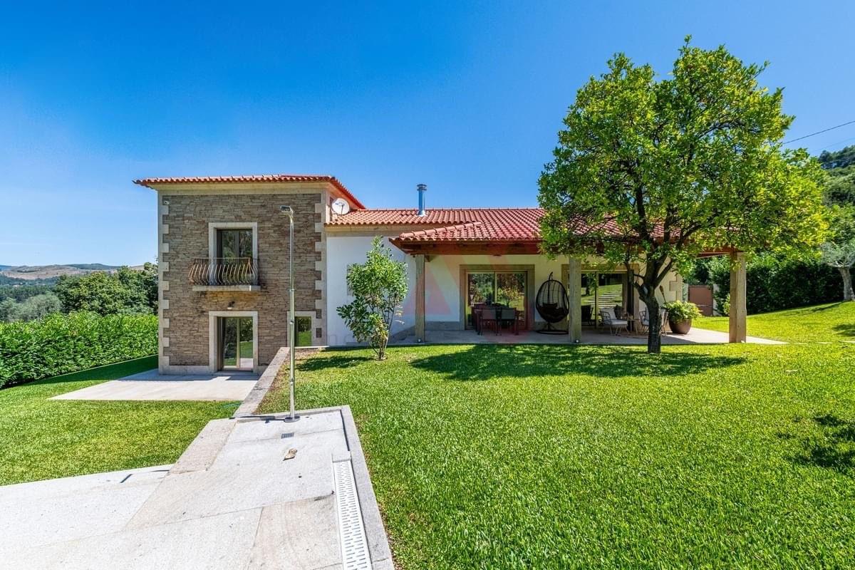 Moradia com 4 Suítes e Piscina | Queijada | Ponte de Lima