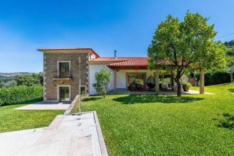 Moradia com 4 Suítes e Piscina | Queijada | Ponte de Lima