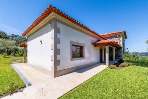 Moradia com 4 Suítes e Piscina | Queijada | Ponte de Lima