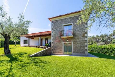 Moradia com 4 Suítes e Piscina | Queijada | Ponte de Lima