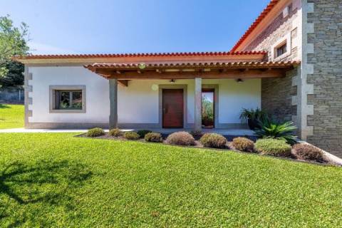 Moradia com 4 Suítes e Piscina | Queijada | Ponte de Lima