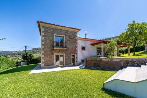 Moradia com 4 Suítes e Piscina | Queijada | Ponte de Lima