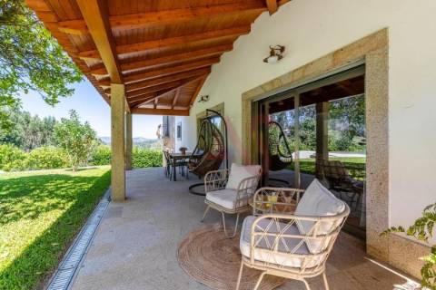 Moradia com 4 Suítes e Piscina | Queijada | Ponte de Lima