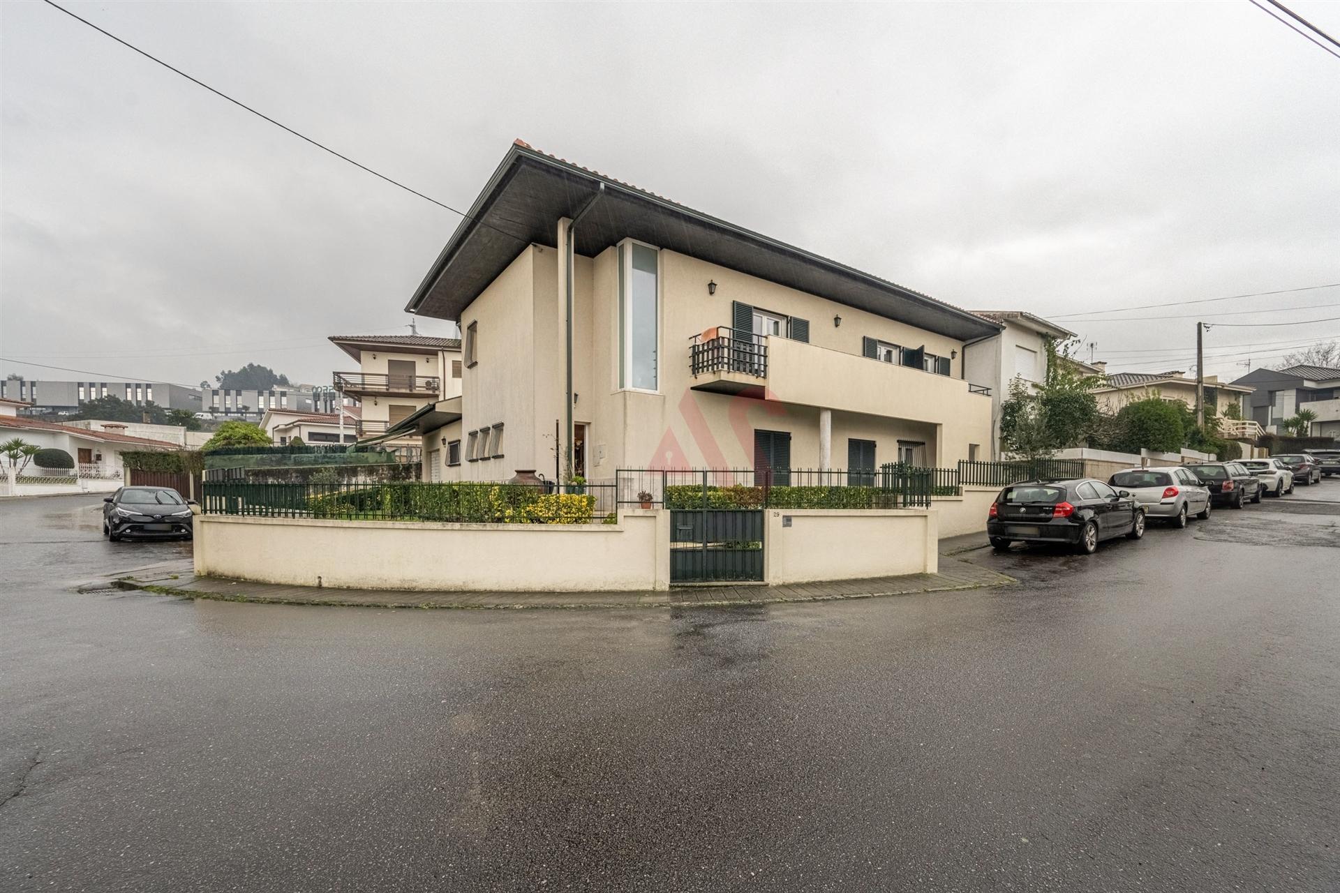 Moradia T3+1 | Sala comum e de jogos | Cozinha equipada | Capoto | Ponte, Guimarães