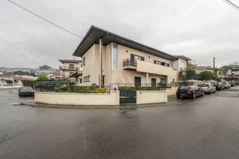 Moradia T3+1 | Sala comum e de jogos | Cozinha equipada | Capoto | Ponte, Guimarães