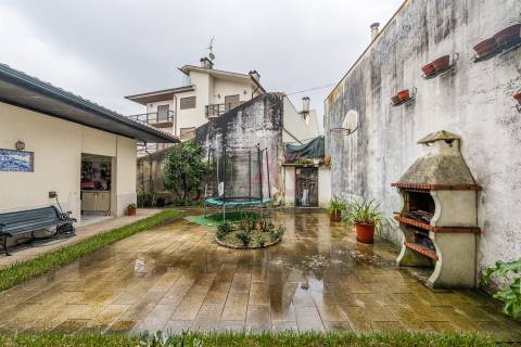 Moradia T3+1 | Sala comum e de jogos | Cozinha equipada | Capoto | Ponte, Guimarães