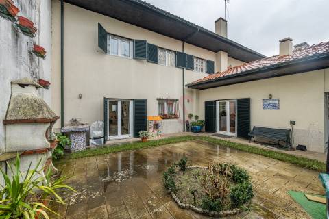 Moradia T3+1 | Sala comum e de jogos | Cozinha equipada | Capoto | Ponte, Guimarães