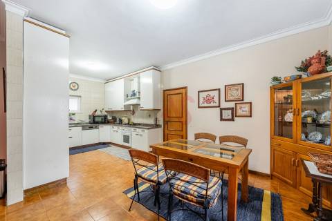 Moradia T3+1 | Sala comum e de jogos | Cozinha equipada | Capoto | Ponte, Guimarães