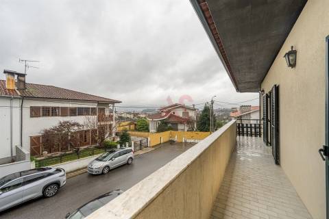 Moradia T3+1 | Sala comum e de jogos | Cozinha equipada | Capoto | Ponte, Guimarães