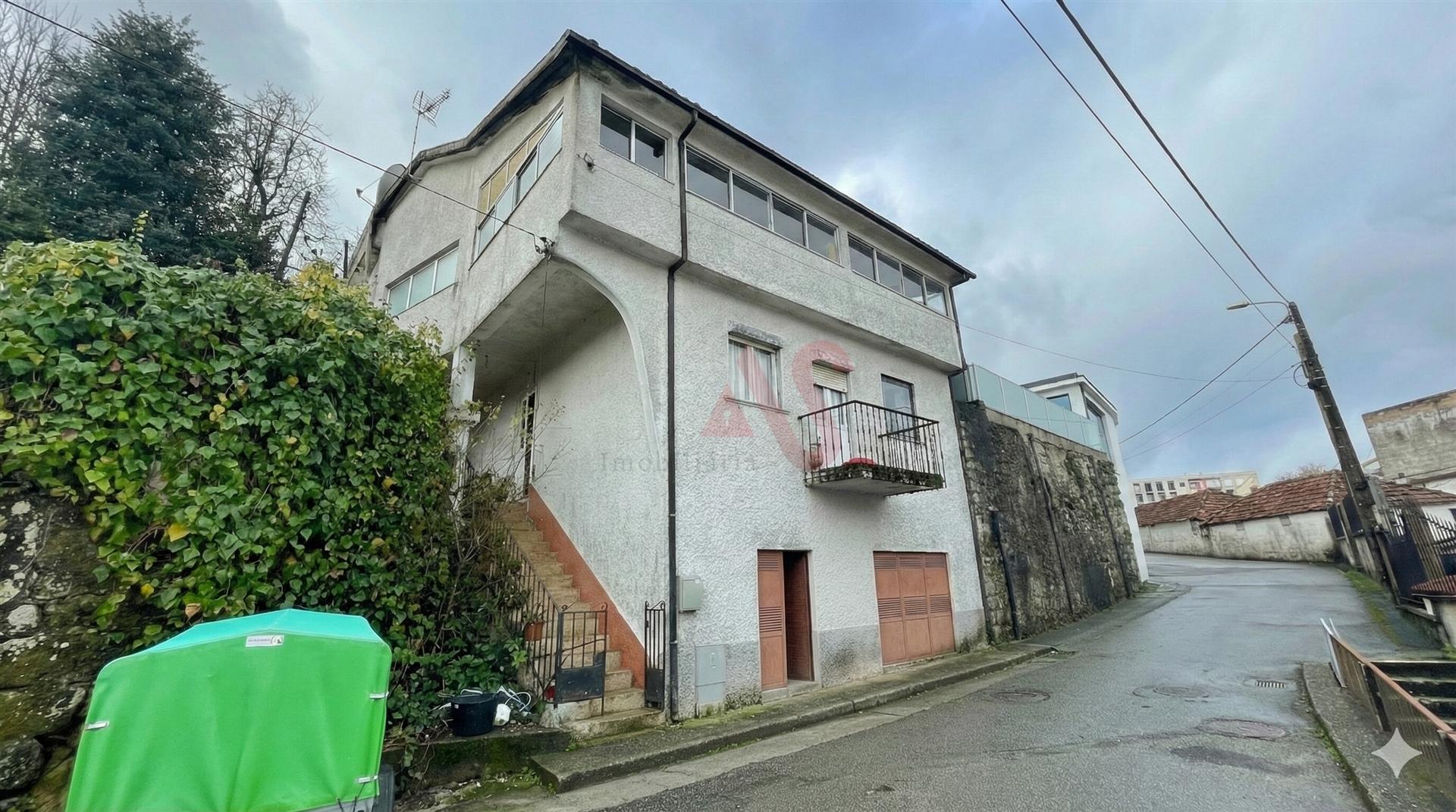 Moradia T6 com terreno de 680 m² | Centro de Vieira do Minho