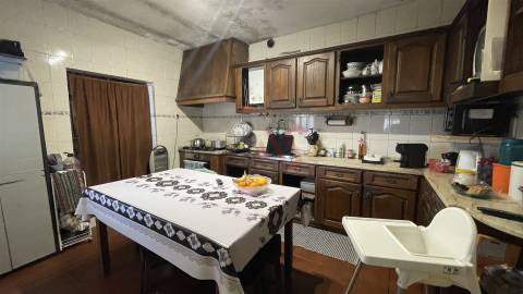 Moradia T6 com terreno de 680 m² | Centro de Vieira do Minho