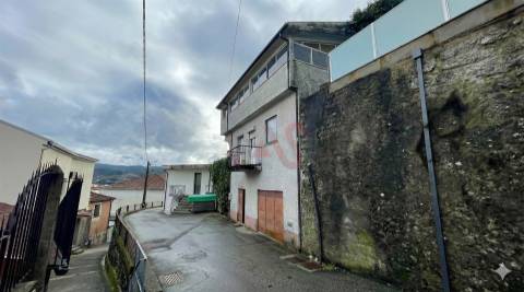 Moradia T6 com terreno de 680 m² | Centro de Vieira do Minho