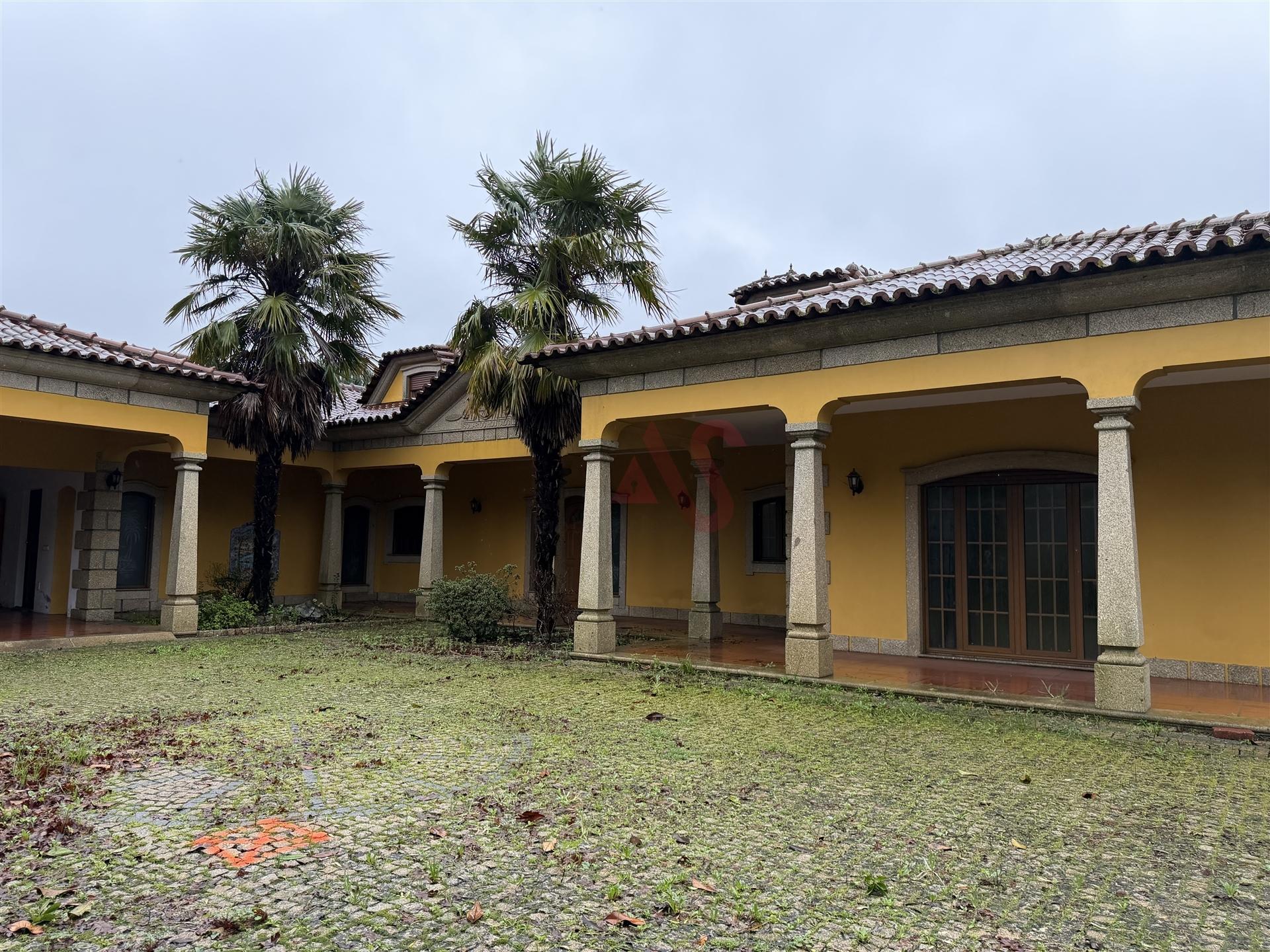 Moradia brasonada T5 inserida em terreno de 18.440m² com Piscina – Meinedo, Lousada