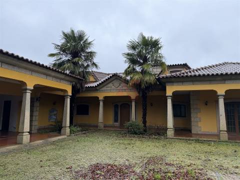 Moradia brasonada T5 inserida em terreno de 18.440m² com Piscina – Meinedo, Lousada