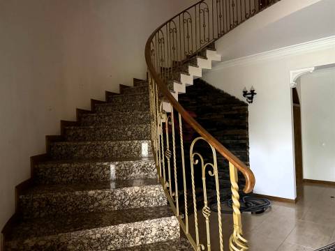 Moradia brasonada T5 inserida em terreno de 18.440m² com Piscina – Meinedo, Lousada