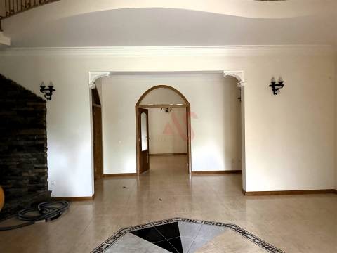 Moradia brasonada T5 inserida em terreno de 18.440m² com Piscina – Meinedo, Lousada